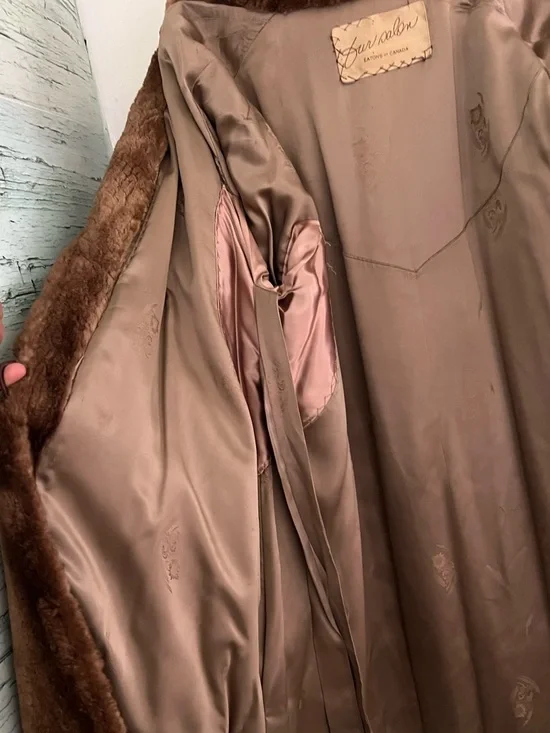 Real Fur Luxurious Vintage Fur Coat – Classic & Elegant - Picture 10 of 15